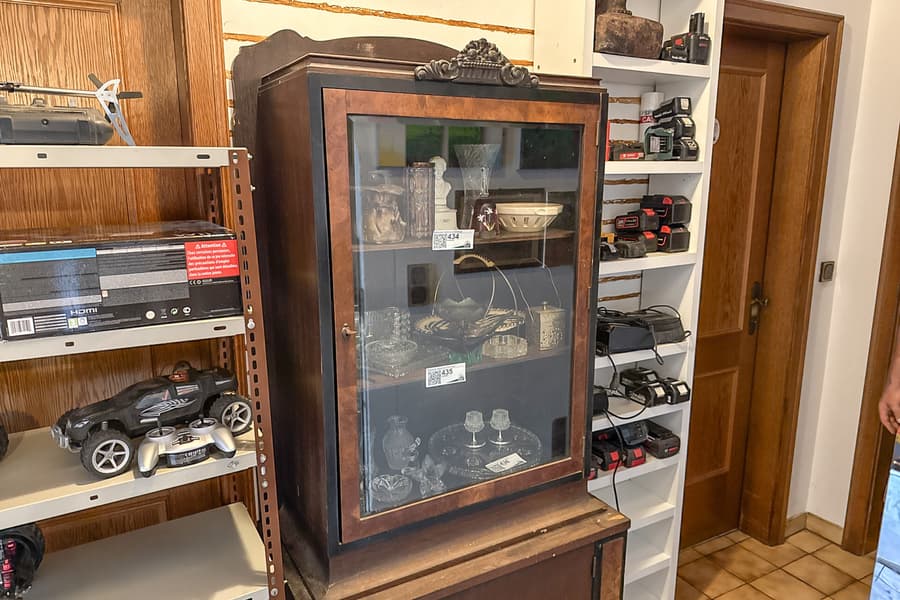 Alte Glasvitrine mit Unterschrank
